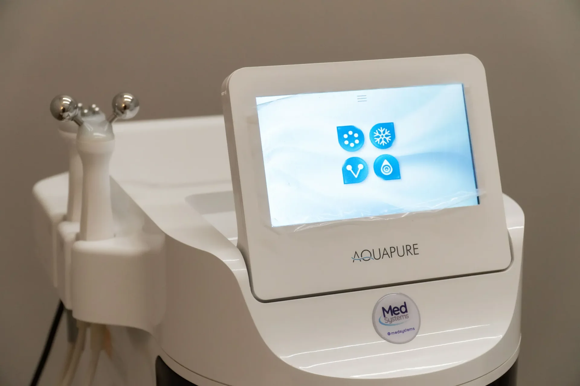 Tecnologia Aquapure - Protocolo de limpeza tecnológica em 4 etapas, com hidratação e estímulo de colágeno. Avaliação dermatológica em Uberlândia.